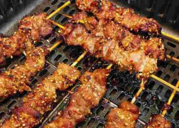Thịt có thể để miếng nướng nhưng cũng có thể xiên thành que