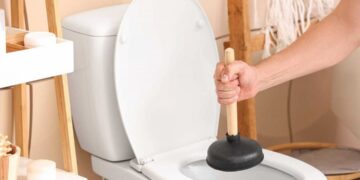 Cách Thông Bồn Cầu Bằng Thụt Cao Su