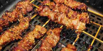 Thịt có thể để miếng nướng nhưng cũng có thể xiên thành que
