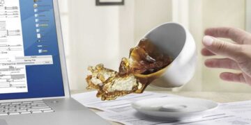 Sửa máy tính tại nhà khi bị đổ nước/ trà… cần sấy khô, để 1-2 ngày mới dùng lại