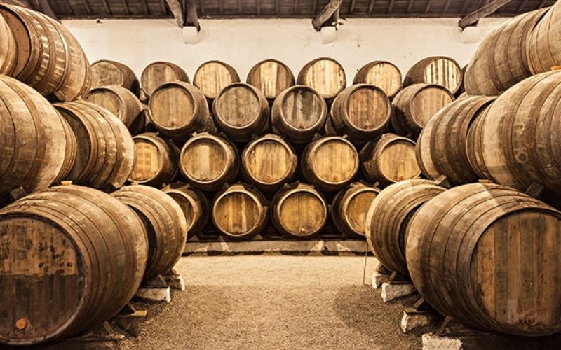 Rượu champagne được ngủ đông trong những thùng chứa rượu lớn